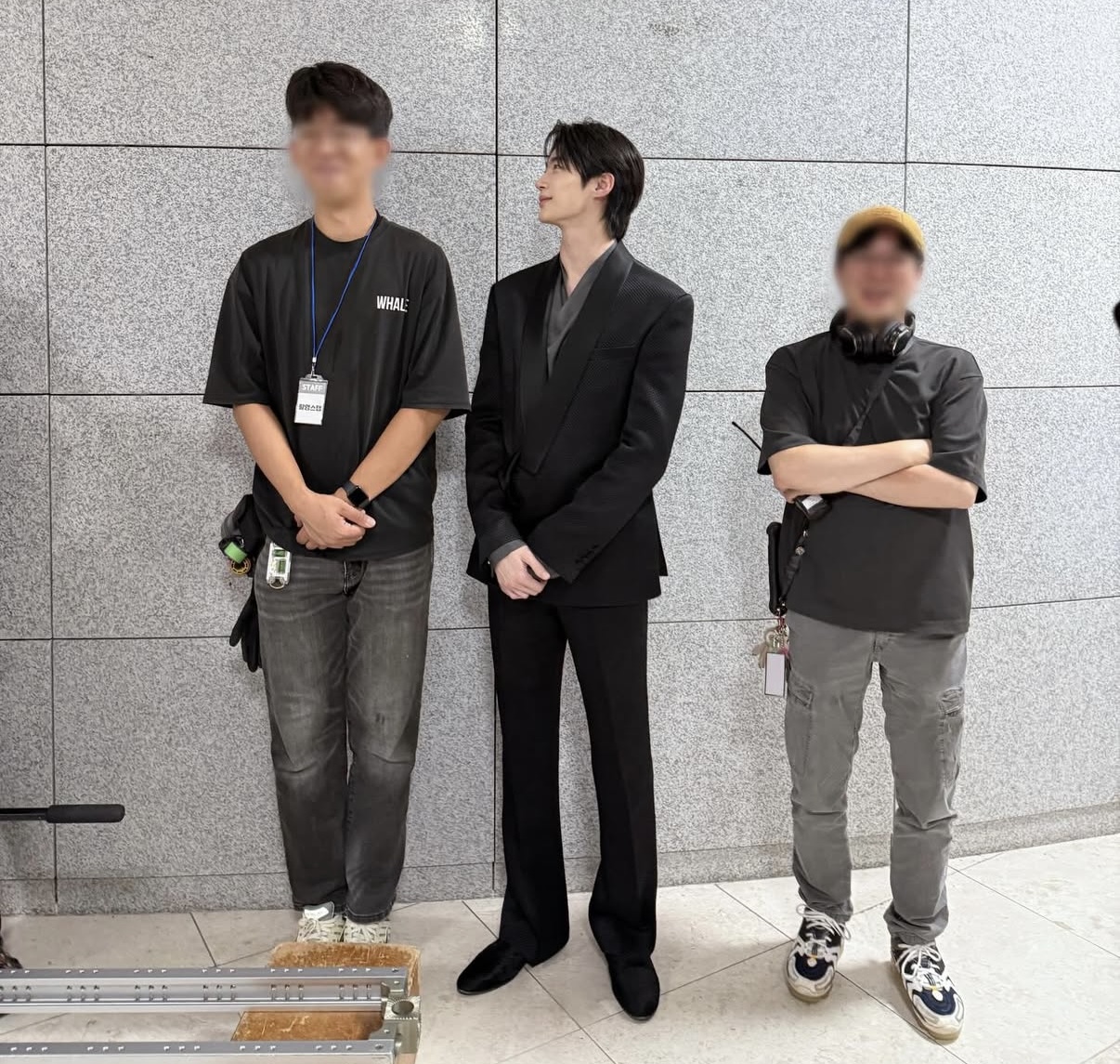 [잡담] 변우석 인스타 옆에 스탭분 변우석보다 키가 크신거 맞지? | 인스티즈