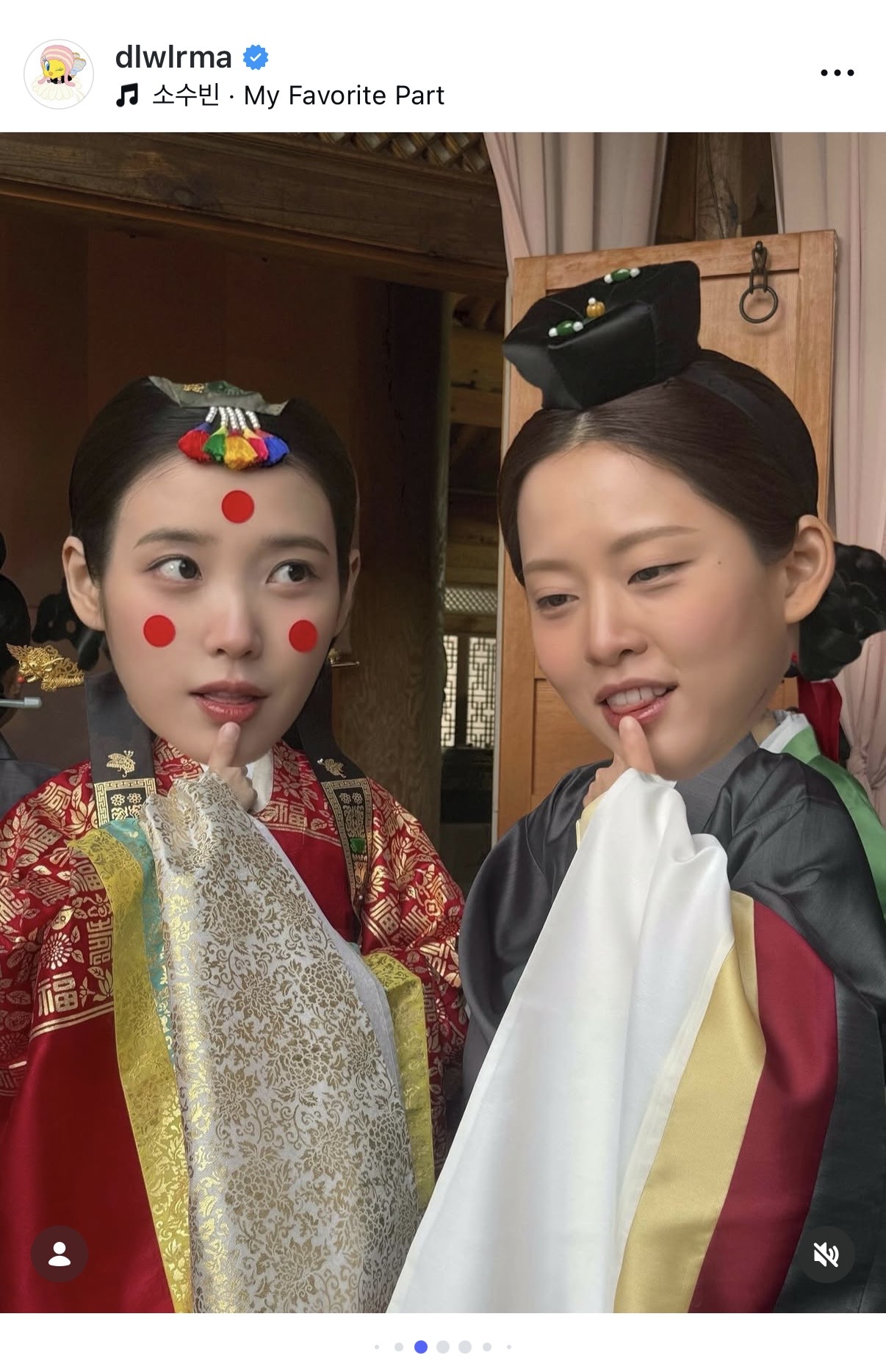 [잡담] 아이유 인스타 이 사진 포토샵 잘못된거지? | 인스티즈