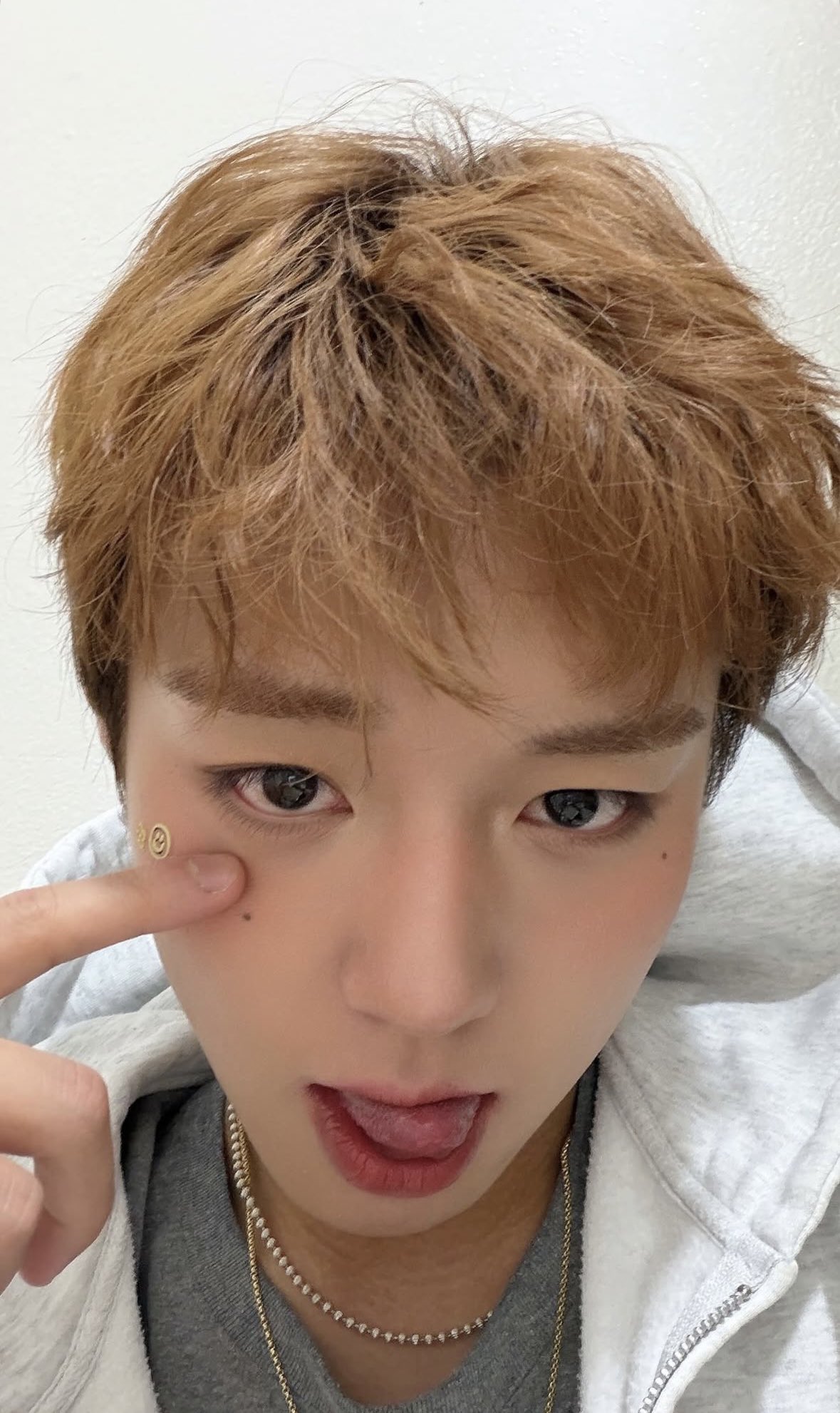 [잡담] 박지훈 오늘 착장 레전드찍더니 더 레전드 셀카를 말아주심 | 인스티즈