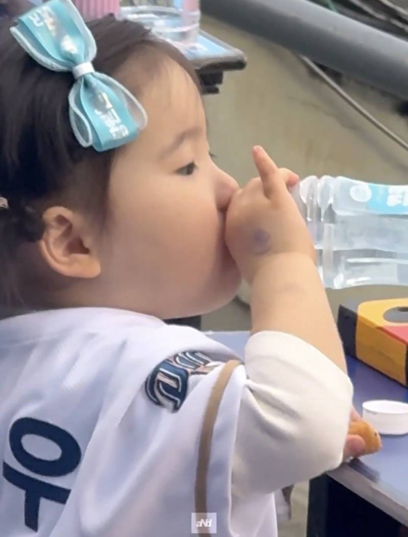 [잡담] 하솜공주 엣지있는 새끼손가락 봐 ㅋㅋㅋㅋ | 인스티즈