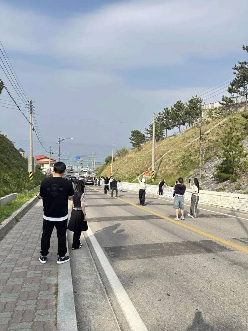 [잡담] 너네가 묵호 청사포 가마쿠라 찻길에서 사진찍는데 차가 클락션 빵!울리면 감히 내가 사진찍는걸 방해해? 라는 생각 들음? | 인스티즈