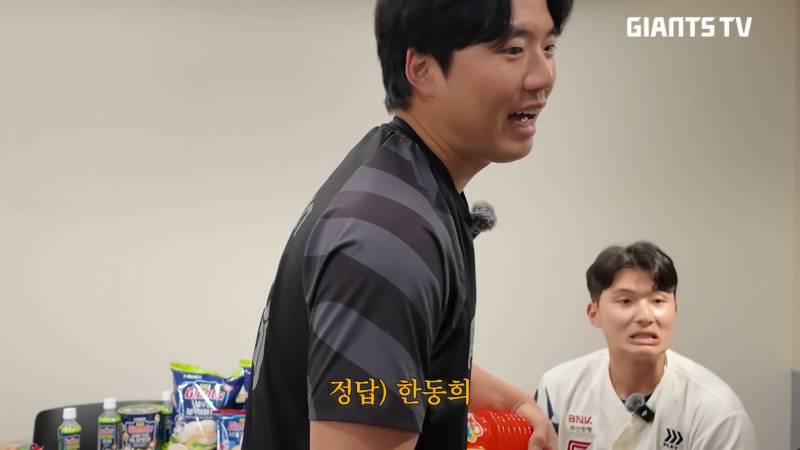 [잡담] 아니 둘 다 표정 개웃기네 | 인스티즈