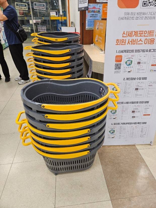 [잡담] 이마트에 끌고 다니는 이런 거 끌고 다니다가 옆으로 | 인스티즈
