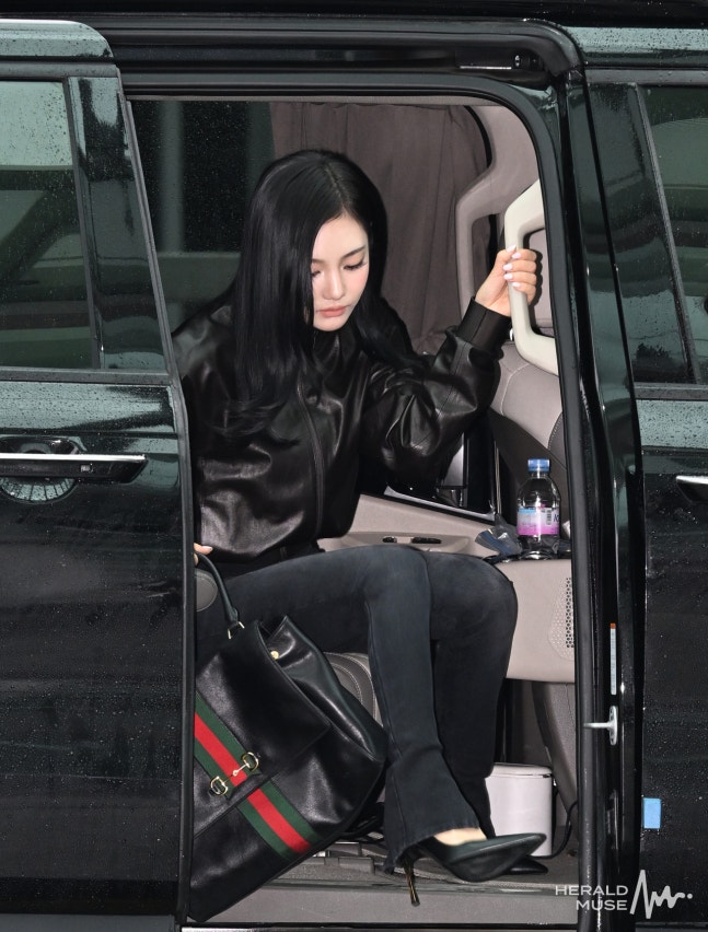 [잡담] 260503 뉴욕 메트로폴리탄 미술관에서 열리는 '멧 갈라 2026'(Met Gala 2026) 일정에 참석하기위해 뉴욕 출국한 카리나 닝닝 기사사진 | 인스티즈