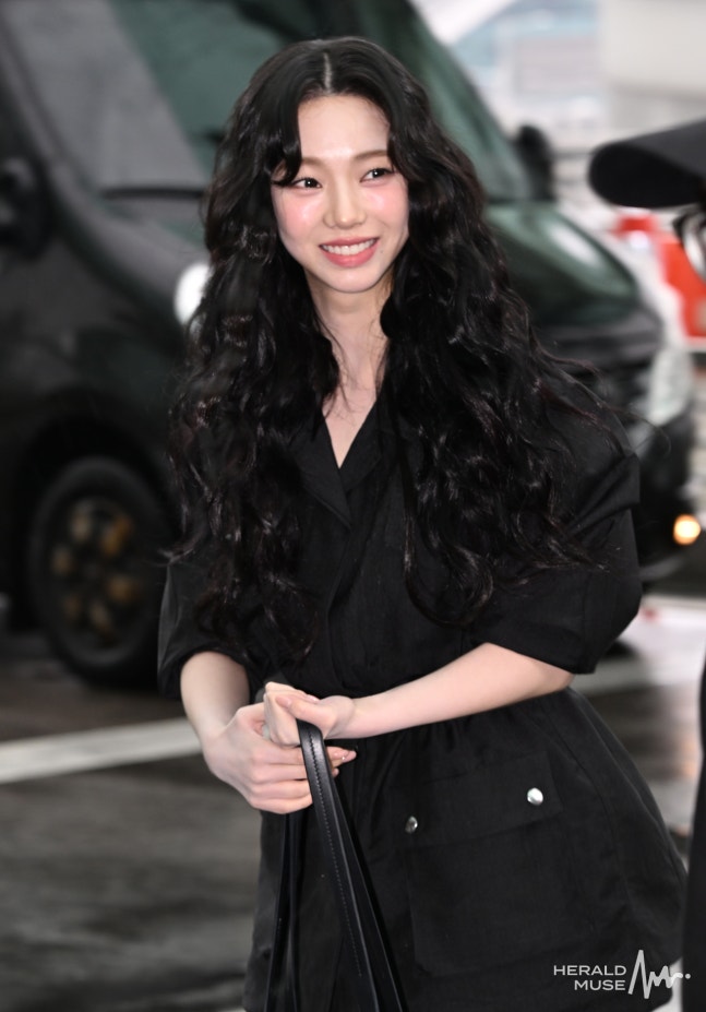 [잡담] 260503 뉴욕 메트로폴리탄 미술관에서 열리는 '멧 갈라 2026'(Met Gala 2026) 일정에 참석하기위해 뉴욕 출국한 카리나 닝닝 기사사진 | 인스티즈