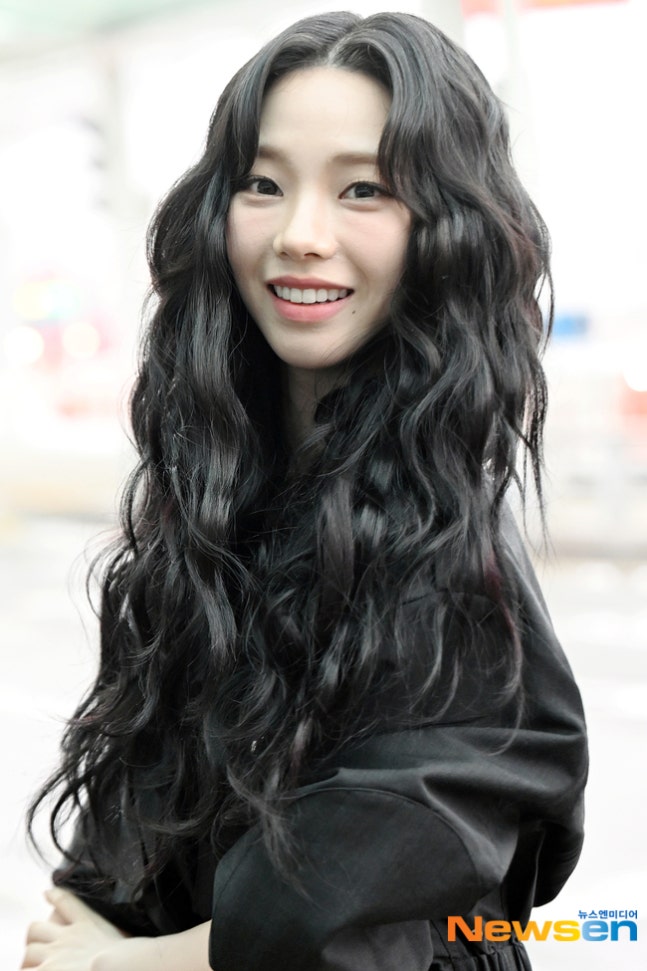 [잡담] 260503 뉴욕 메트로폴리탄 미술관에서 열리는 '멧 갈라 2026'(Met Gala 2026) 일정에 참석하기위해 뉴욕 출국한 카리나 닝닝 기사사진 | 인스티즈