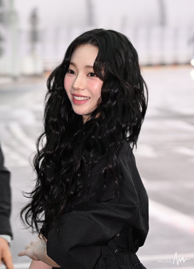 [잡담] 260503 뉴욕 메트로폴리탄 미술관에서 열리는 '멧 갈라 2026'(Met Gala 2026) 일정에 참석하기위해 뉴욕 출국한 카리나 닝닝 기사사진 | 인스티즈
