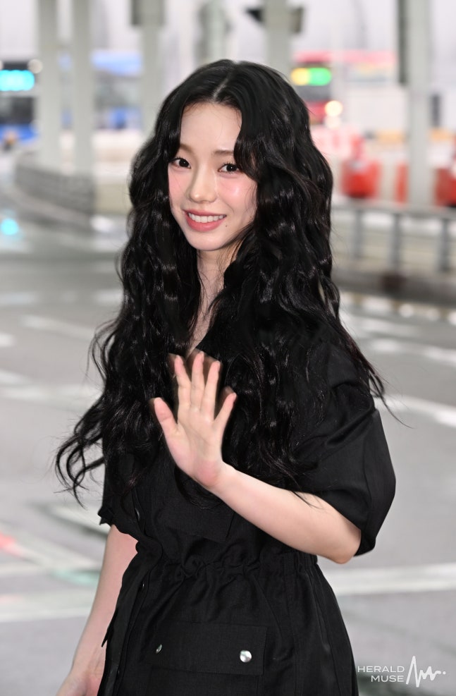 [잡담] 260503 뉴욕 메트로폴리탄 미술관에서 열리는 '멧 갈라 2026'(Met Gala 2026) 일정에 참석하기위해 뉴욕 출국한 카리나 닝닝 기사사진 | 인스티즈