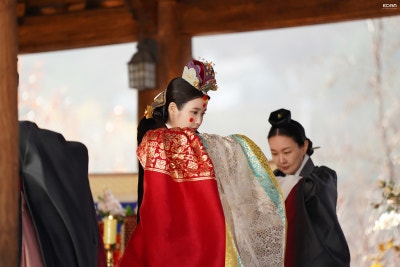 [잡담] 아이유) 260504 아이유 21세기대군부인 7~8화 비하인드 사진들 | 인스티즈