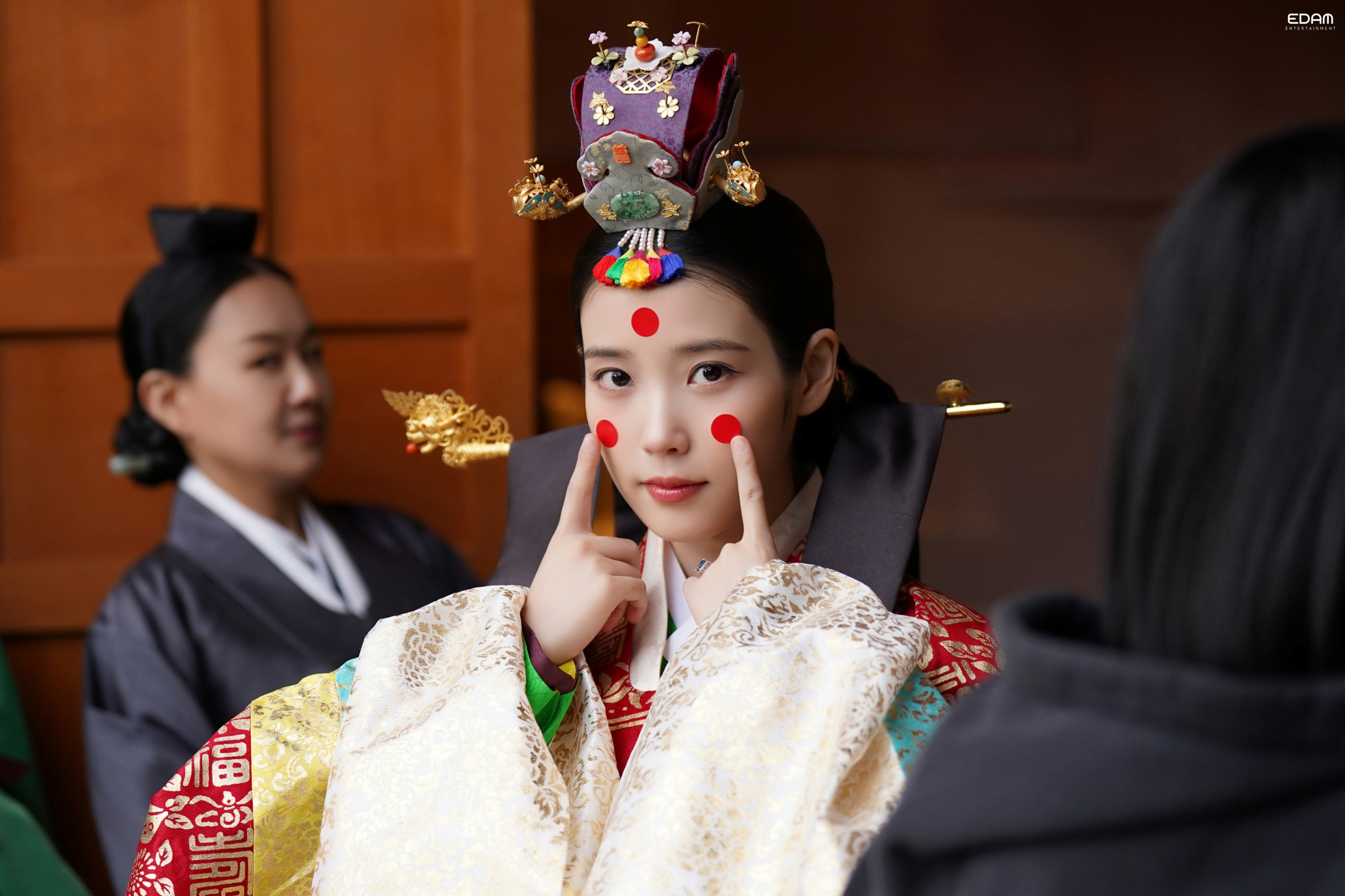 [잡담] 아이유) 소속사 블로그 대군부인 비하인드 사진 모음집 | 인스티즈