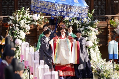 [잡담] 아이유) 260504 아이유 21세기대군부인 7~8화 비하인드 사진들 | 인스티즈