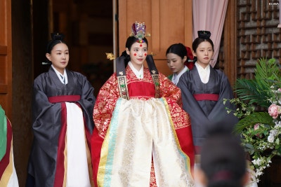 [잡담] 아이유) 260504 아이유 21세기대군부인 7~8화 비하인드 사진들 | 인스티즈