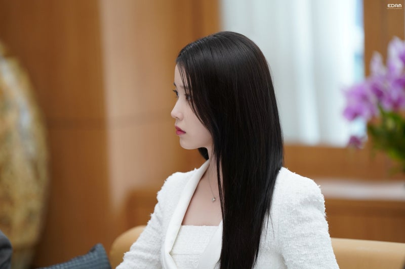 [잡담] 아이유) 260504 아이유 21세기대군부인 7~8화 비하인드 사진들 | 인스티즈