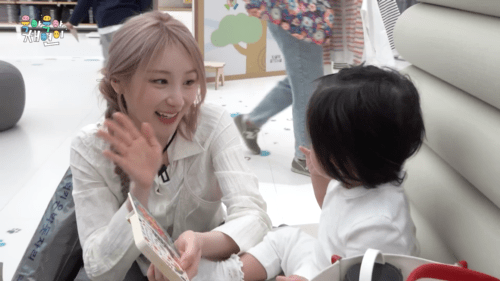 육아 경력직 아이돌의 우는 아기 달래는 법....jpg | 인스티즈