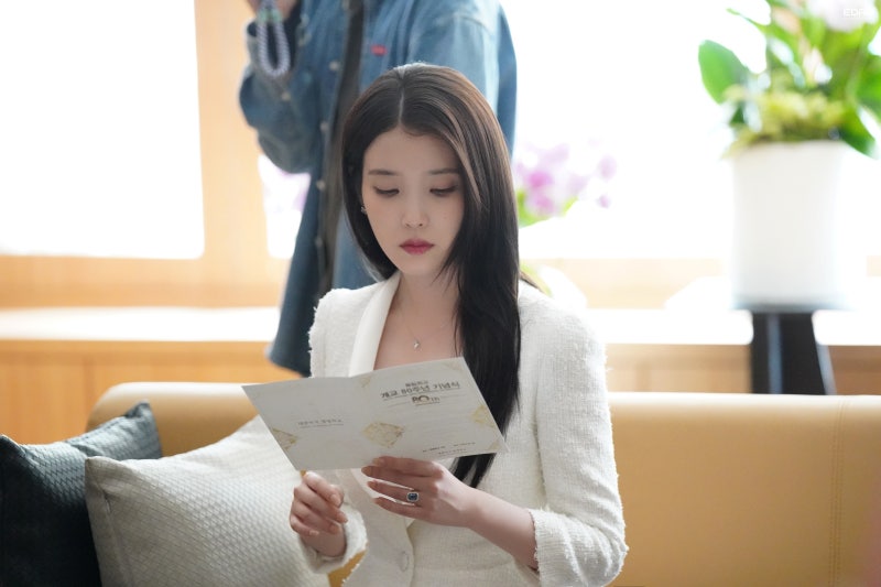 [잡담] 아이유) 260504 아이유 21세기대군부인 7~8화 비하인드 사진들 | 인스티즈