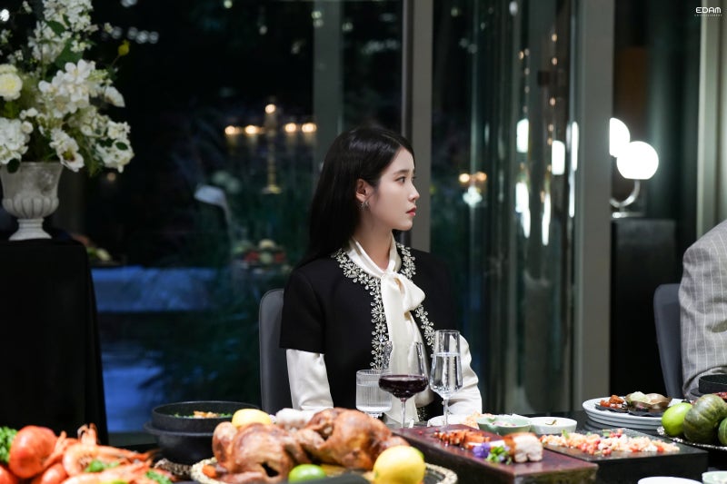 [잡담] 아이유) 260504 아이유 21세기대군부인 7~8화 비하인드 사진들 | 인스티즈