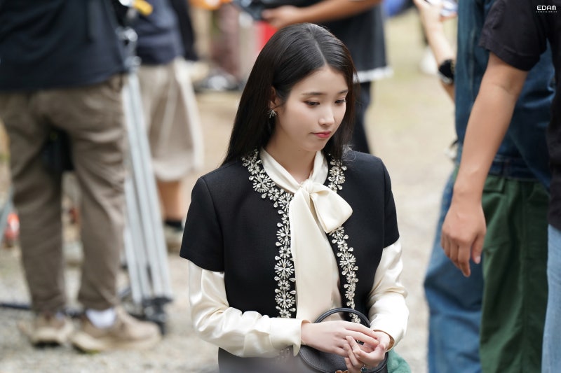 [잡담] 아이유) 260504 아이유 21세기대군부인 7~8화 비하인드 사진들 | 인스티즈
