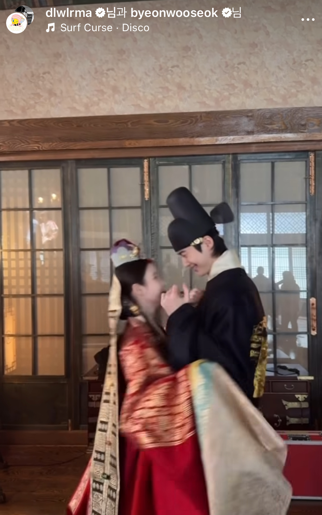 [잡담] 대군부인) 변우석이 뒤로 안가서 안기는거 같애 | 인스티즈