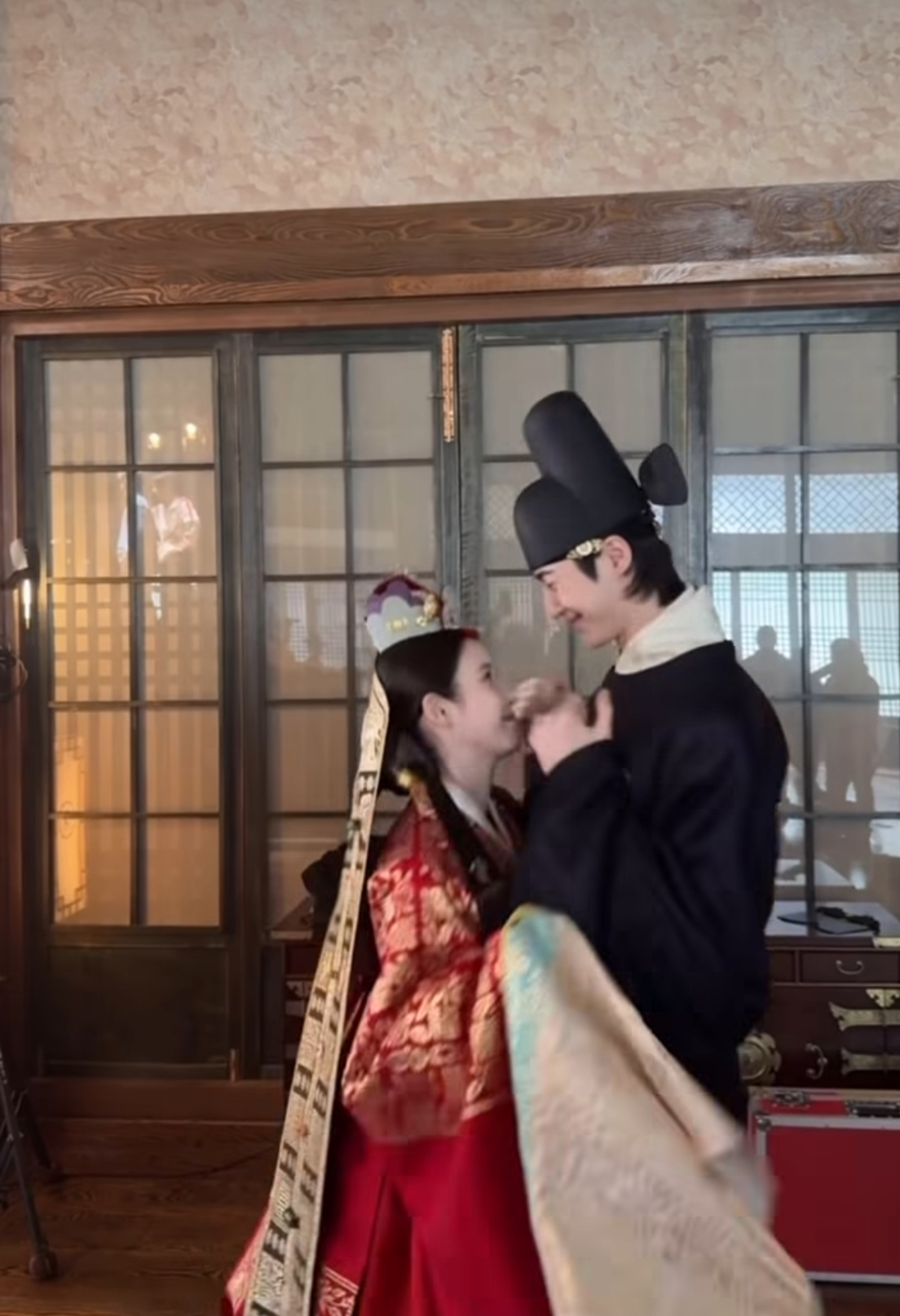 [잡담] 대군부인) 변우석이 뒤로 안가서 안기는거 같애 | 인스티즈