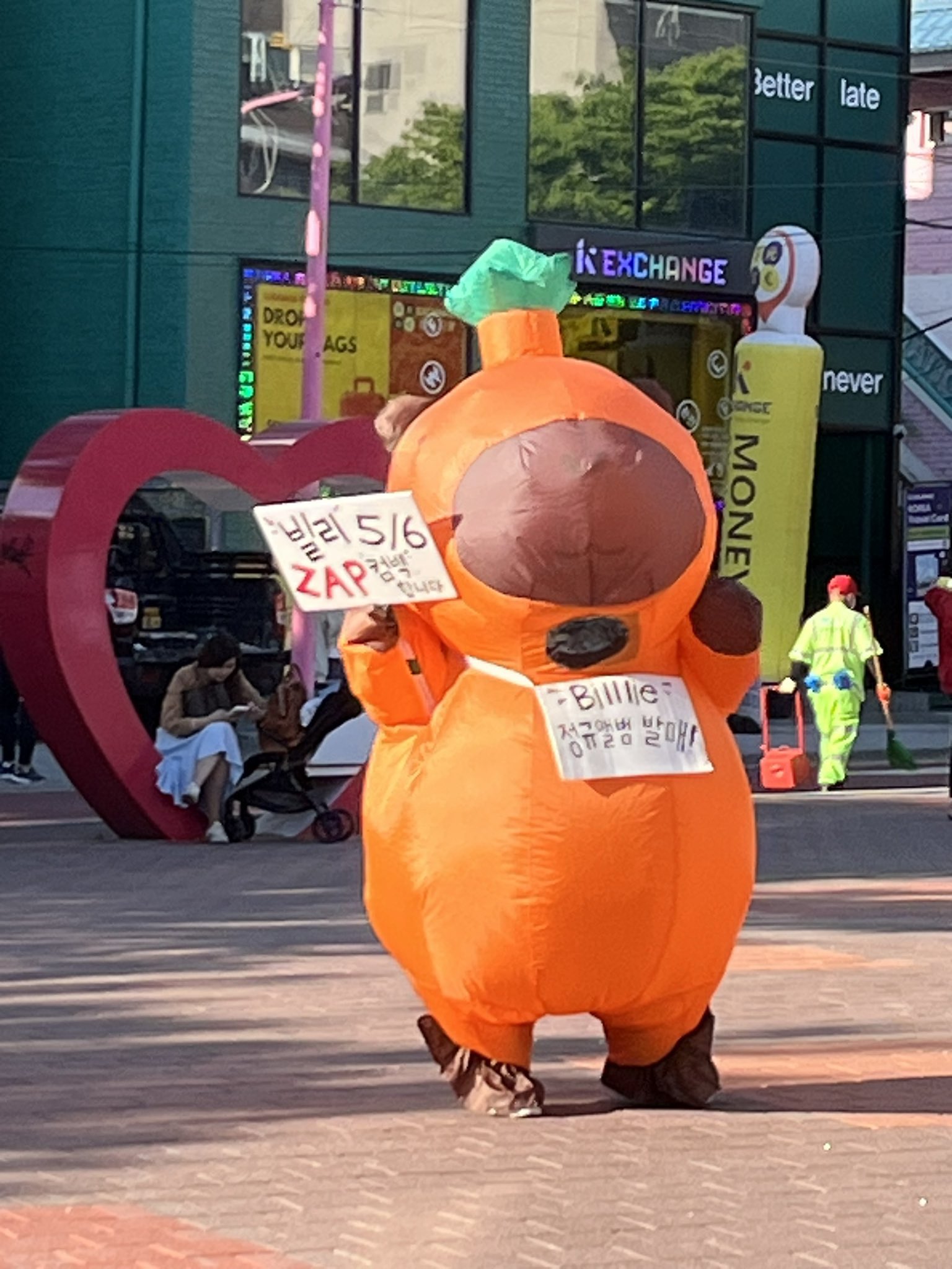 [잡담] 아 미친 빌리 컴백이라서 팬이 직접 길거리 나와서 홍보 뜀 | 인스티즈