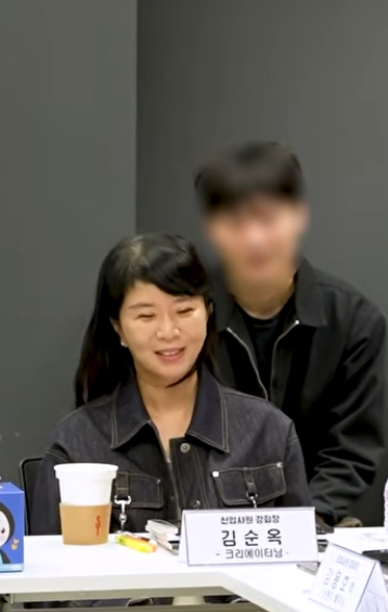 [잡담] 강회장 대본리딩 보는데 배우들 뒤에 김순옥 앉아있다 -크리에이터님 김순옥 | 인스티즈