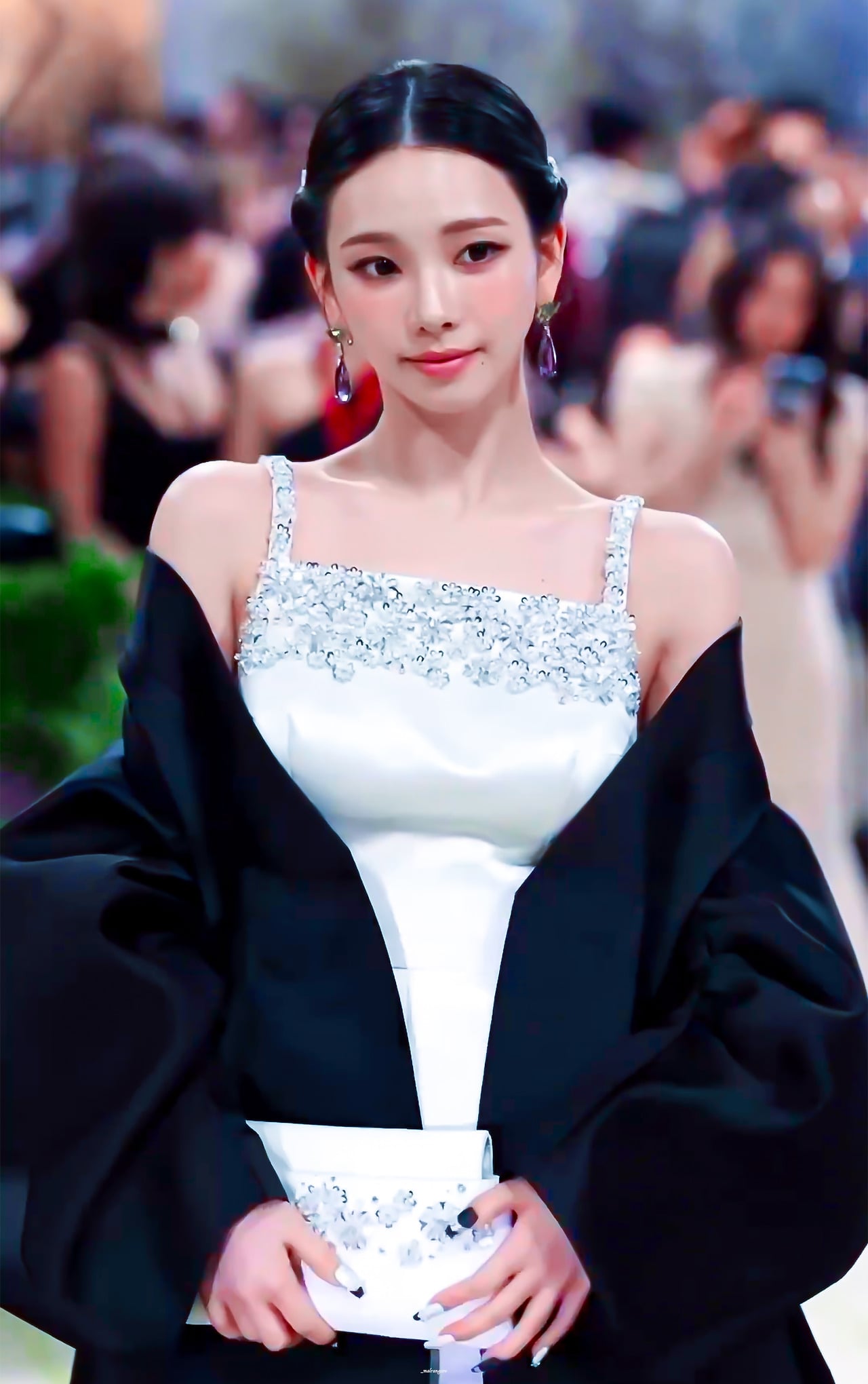 [잡담] 한복 깃 형태에서 영감 받았다는 카리나 멧갈라 프라다 의상 | 인스티즈