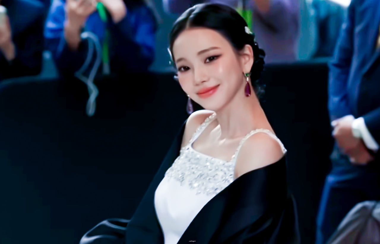 [잡담] 한복 깃 형태에서 영감 받았다는 카리나 멧갈라 프라다 의상 | 인스티즈