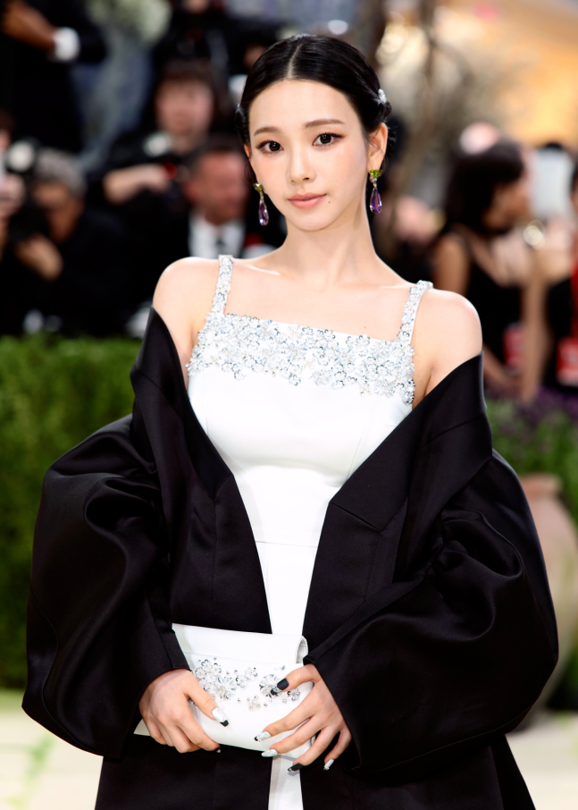 [정보/소식] 카리나, 멧 갈라 데뷔…두루마기로 완성한 '한국의 미' | 인스티즈