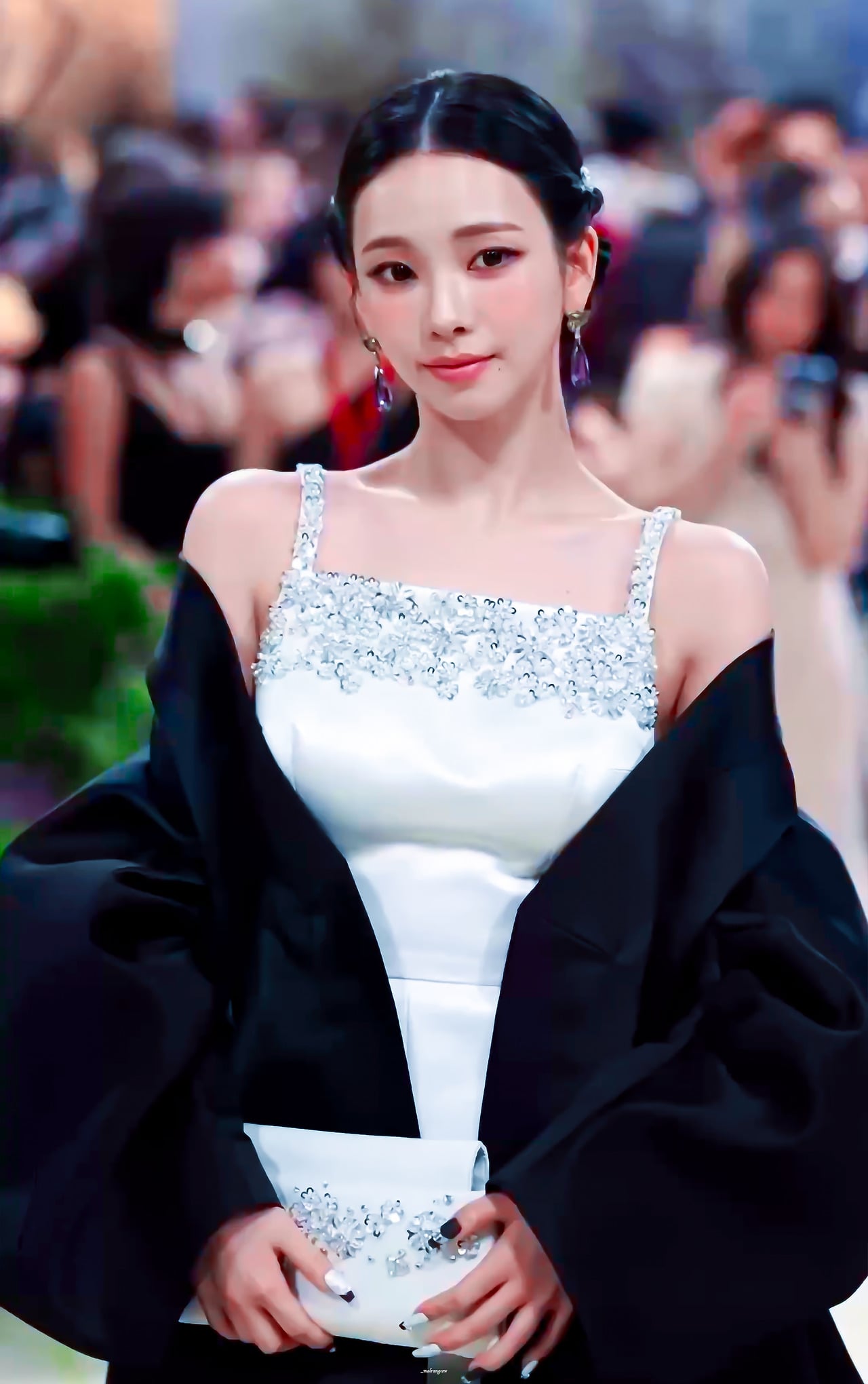[잡담] 한복 깃 형태에서 영감 받았다는 카리나 멧갈라 프라다 의상 | 인스티즈