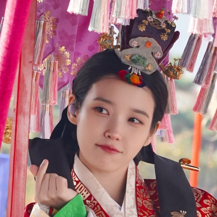 [잡담] 아이유) 진짜 내 딸 시집보내는거같음.... | 인스티즈