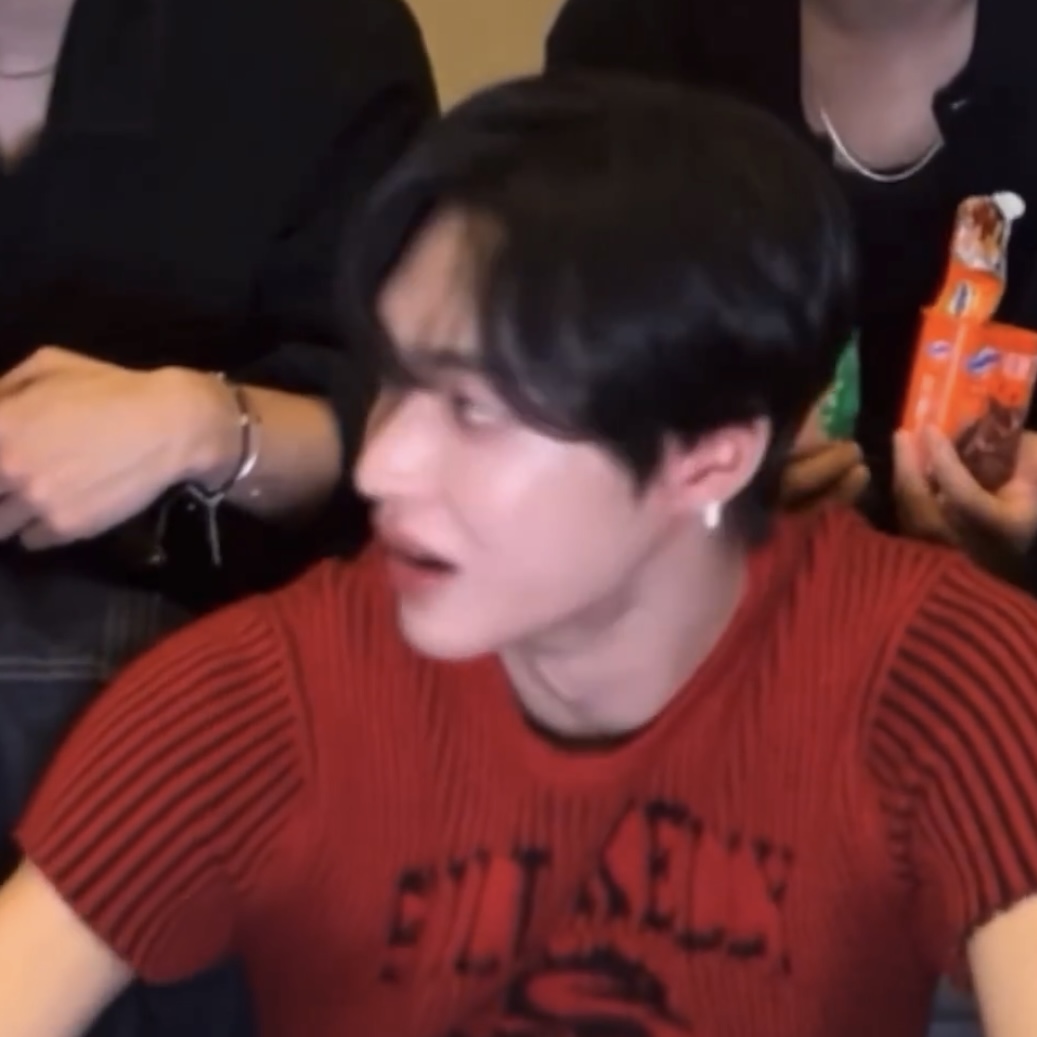 [잡담] 이거 원빈이랑 성찬이 놀랄 만큼 맛없는 과자인 줄 알았는데 | 인스티즈