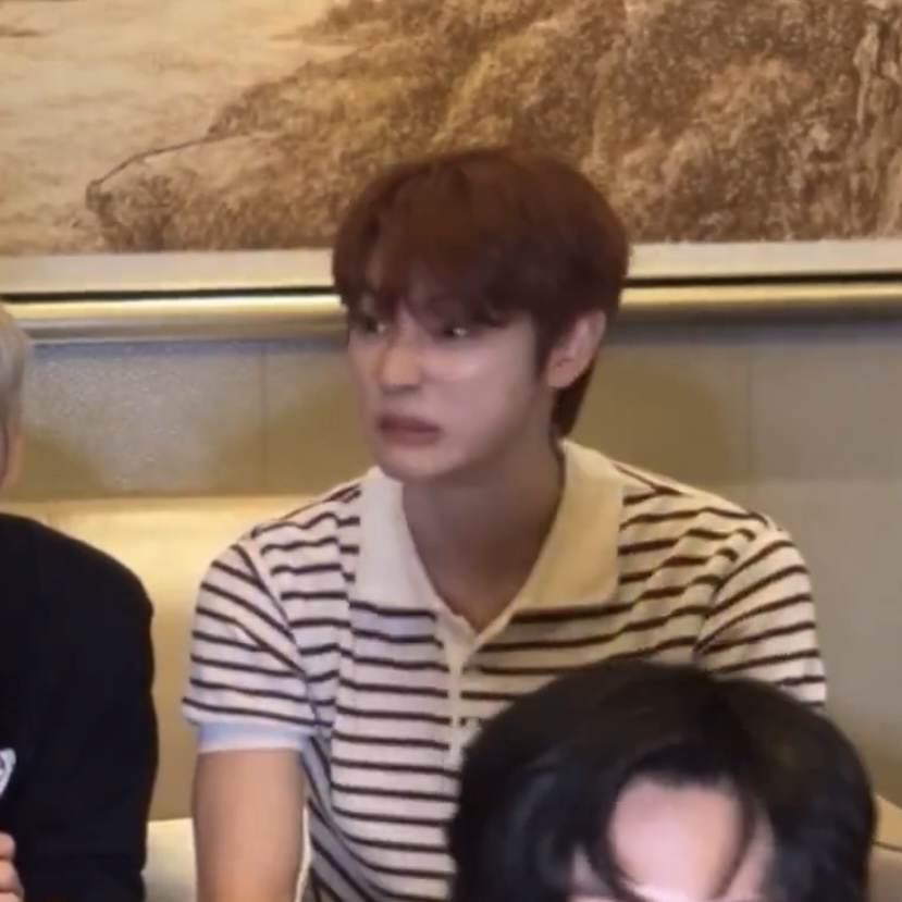 [잡담] 이거 원빈이랑 성찬이 놀랄 만큼 맛없는 과자인 줄 알았는데 | 인스티즈