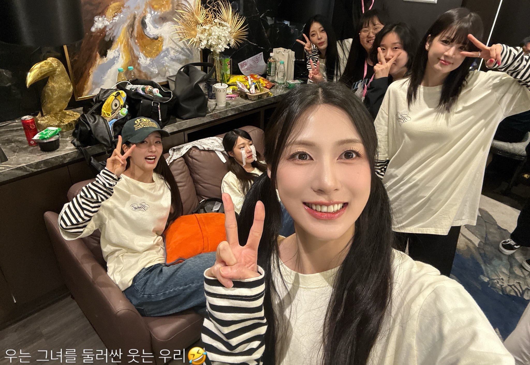 [잡담] 아 정은지 진짜 안우는데 말레이시아 콘서트에서 오열했다고 끝나고 에이핑크가 둘러싸고 사진찍음 | 인스티즈