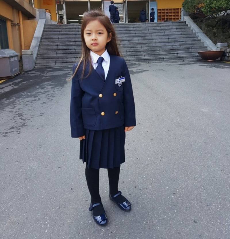 데뷔한지 1년됐는데 이제 더 이상 아기때 사진이 없다는 키키 멤버.jpg | 인스티즈