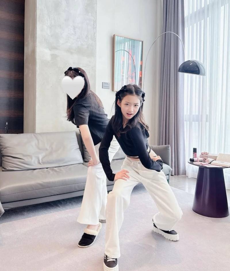 데뷔한지 1년됐는데 이제 더 이상 아기때 사진이 없다는 키키 멤버.jpg | 인스티즈