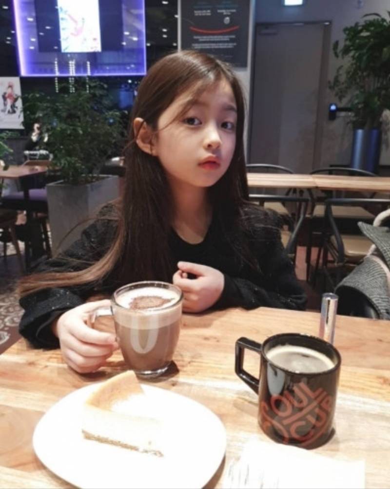 데뷔한지 1년됐는데 이제 더 이상 아기때 사진이 없다는 키키 멤버.jpg | 인스티즈