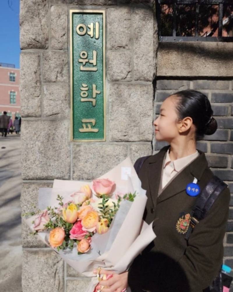 데뷔한지 1년됐는데 이제 더 이상 아기때 사진이 없다는 키키 멤버.jpg | 인스티즈