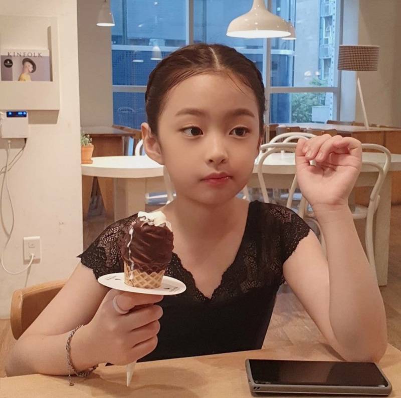 데뷔한지 1년됐는데 이제 더 이상 아기때 사진이 없다는 키키 멤버.jpg | 인스티즈