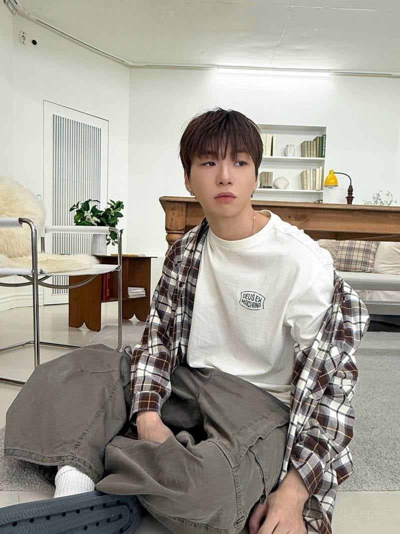 강다니엘 빡빡이 셀카 | 인스티즈