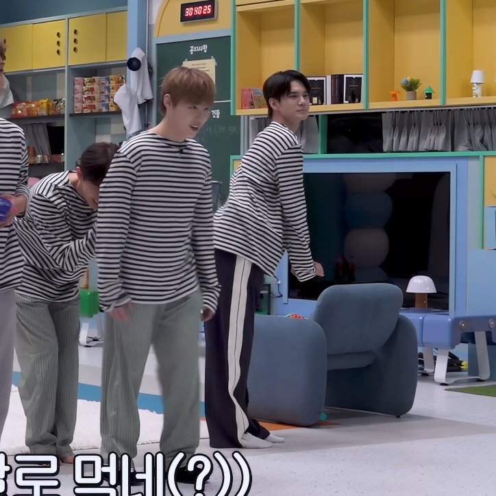 [잡담] 아 워너원고 옹성우 무궁화꽃 게임할때 자세 이제봄 | 인스티즈