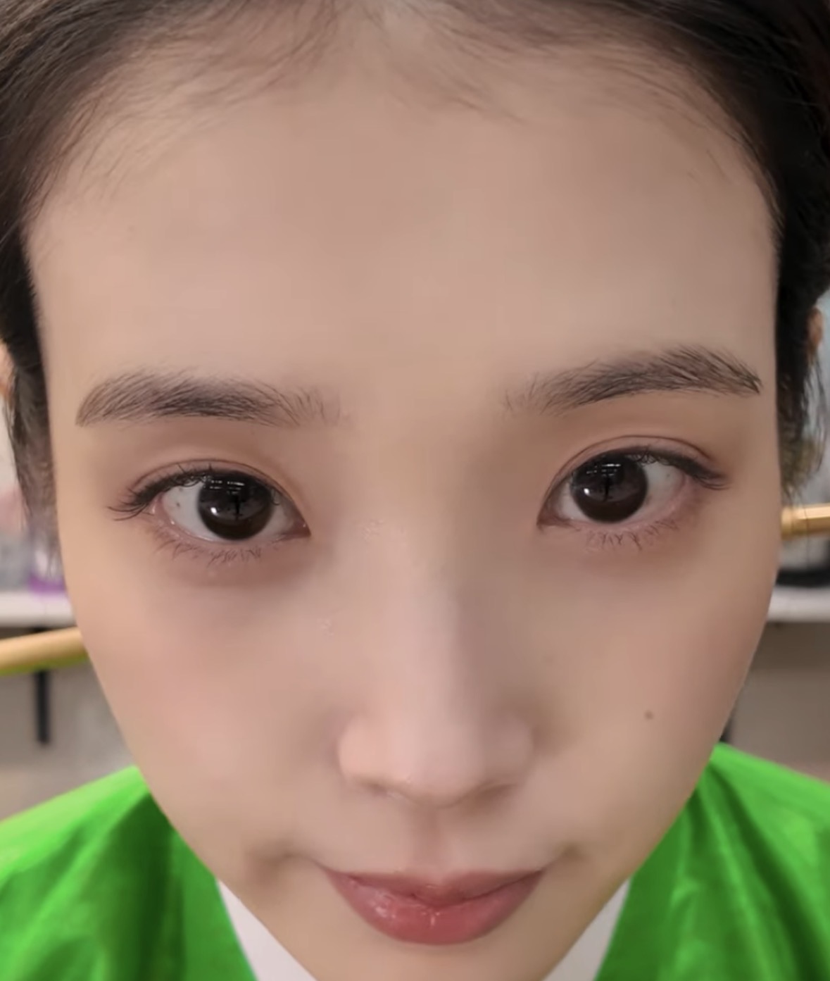 [잡담] 아이유는 드촬할때는 렌즈 안끼는거지? | 인스티즈