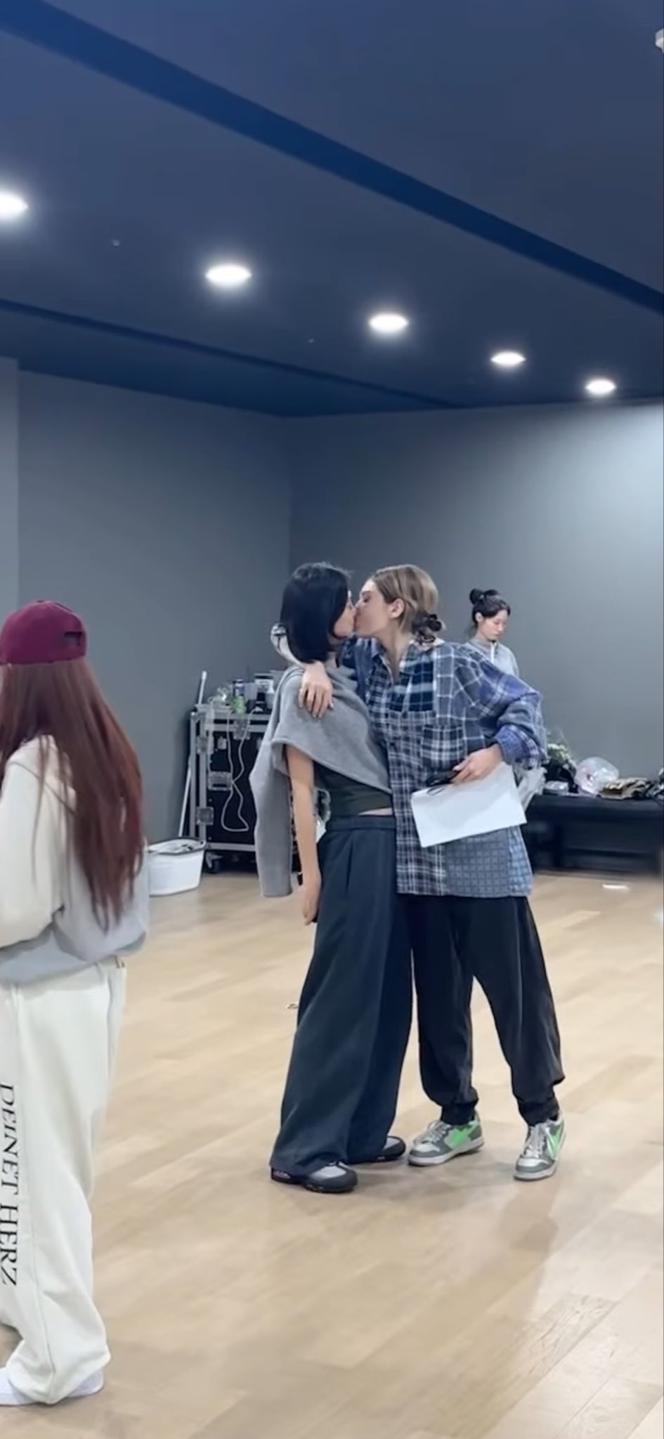 [잡담] 도연 소미 연습실에서도 뽀뽀하네 | 인스티즈