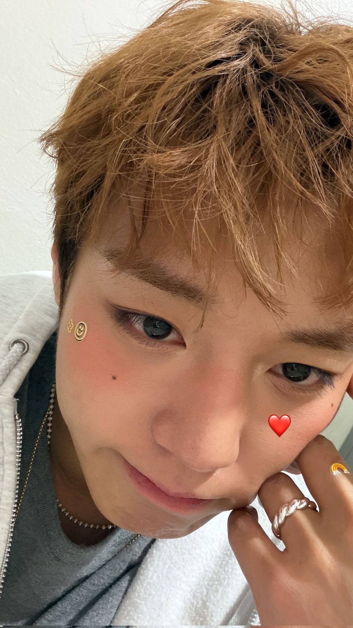 [잡담] 박지훈 왼손 약지에 팬이 준 반지 끼고 다니네 | 인스티즈