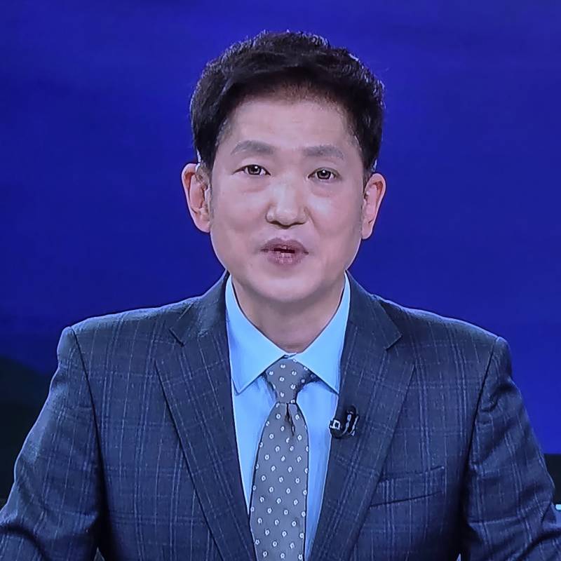 [잡담] 뉴스보는데..아나운서분 축고정렌즈 끼신거아님? | 인스티즈