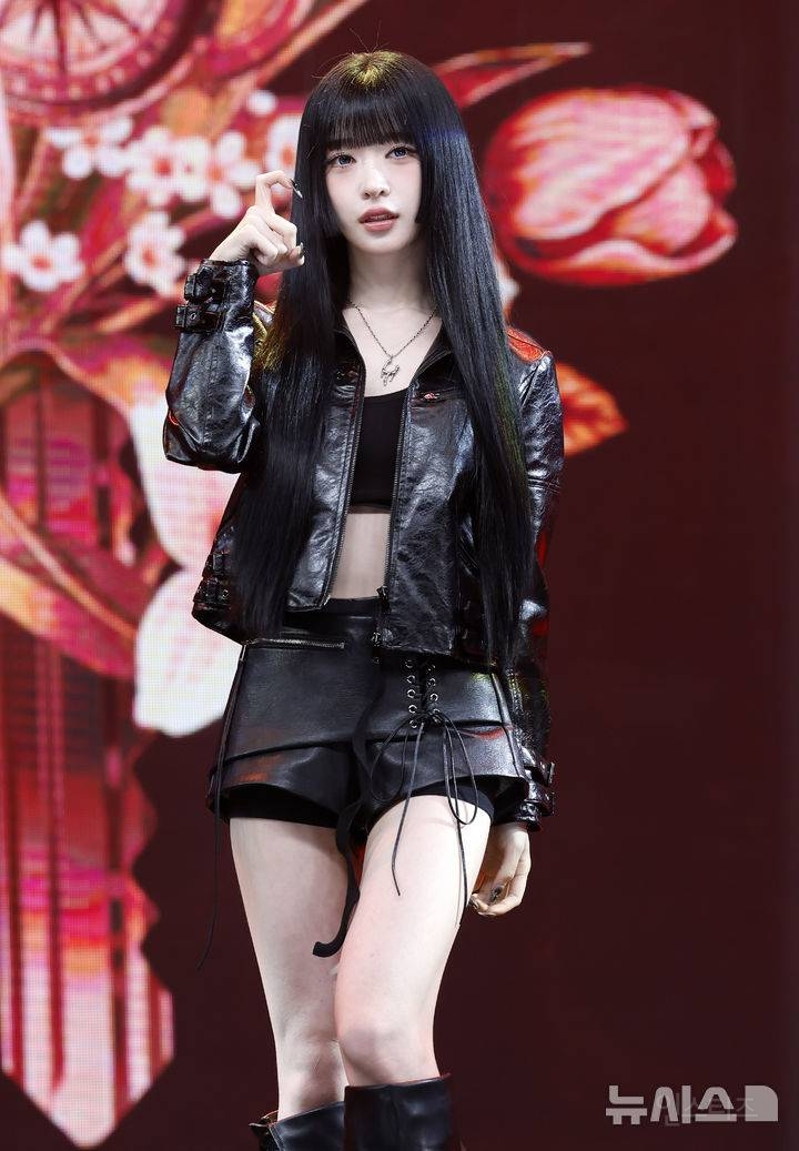 게임 캐릭터 같다는 말 ㄹㅇ 이해되는 오늘자 여돌 기사사진 비주얼.....jpg | 인스티즈