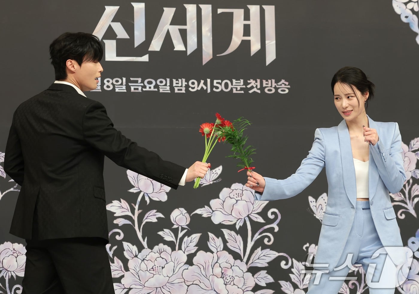 [잡담] 멋진신세계) 제작 발표회 단체 기사사진 | 인스티즈