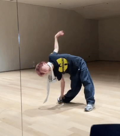 [잡담] 저번에 투어스 지훈이 낮에 좀비 흉내 내고 있었단 목격담 있었잖아 지훈이가 직접 어떻게했는지 보여줌 | 인스티즈