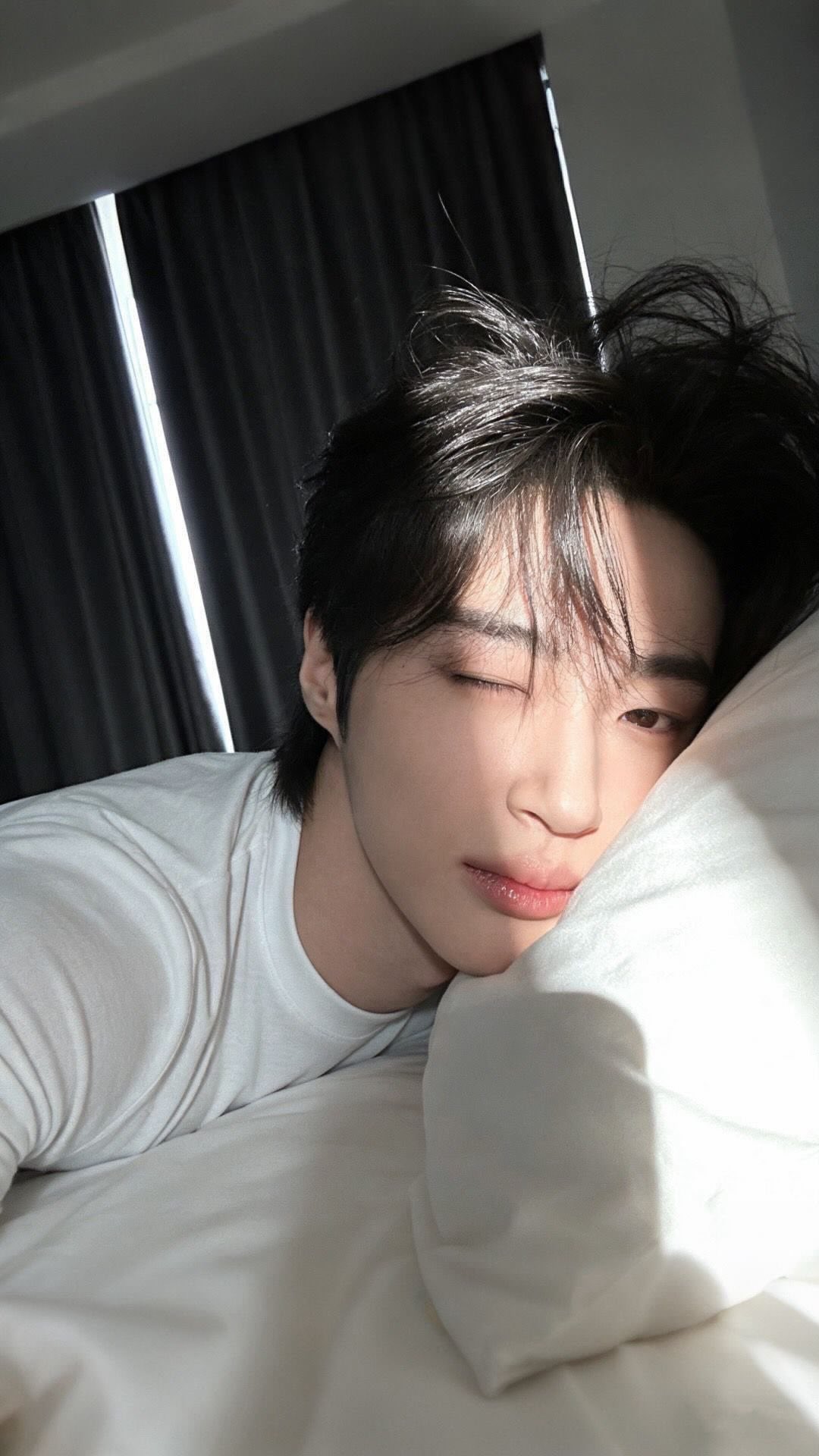 [잡담] 변우석) 짹에서 주웠는데 혹시 이사진 진짜 셀카인가? | 인스티즈