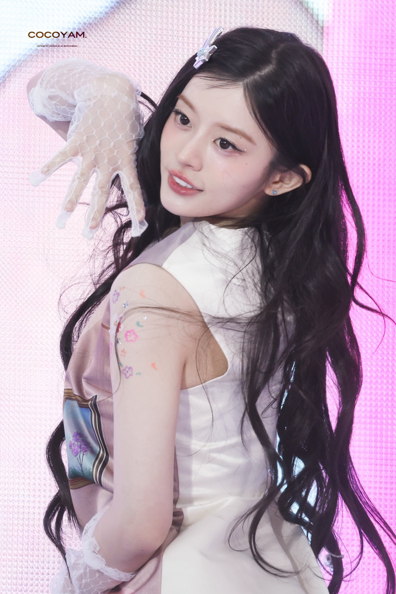 [잡담] 민주 손 쪼끄매서 장갑 한참 남는거봐ㅋㅋ | 인스티즈