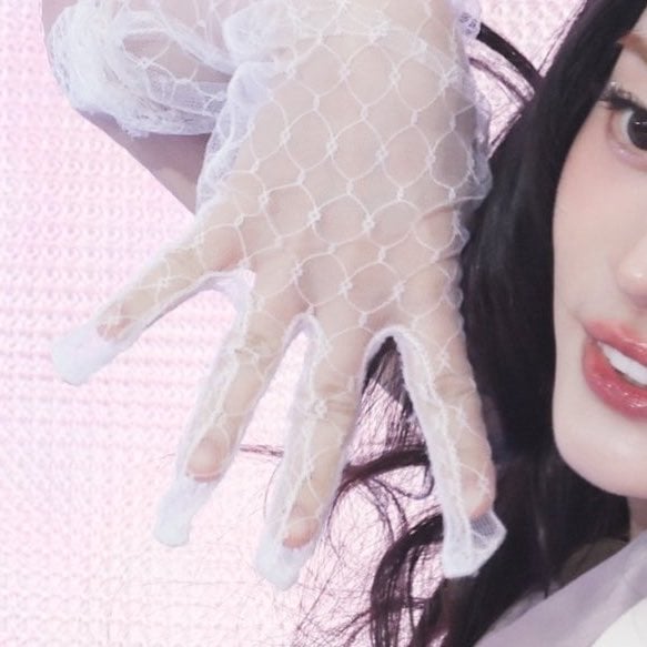 [잡담] 민주 손 쪼끄매서 장갑 한참 남는거봐ㅋㅋ | 인스티즈